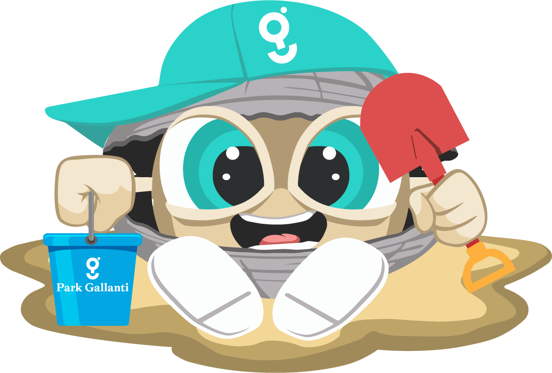 Baby G, la vongola mascotte del Park Gallanti, gioca felice sulla sabbia con secchiello e paletta.